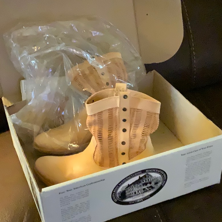 Frye Leather Short Bootie. Brand New Condition. Size 6 M